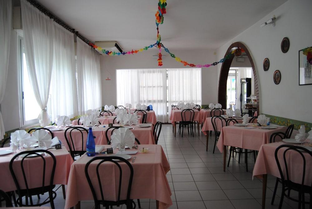 Hotel Trevi Cesenatico Extérieur photo