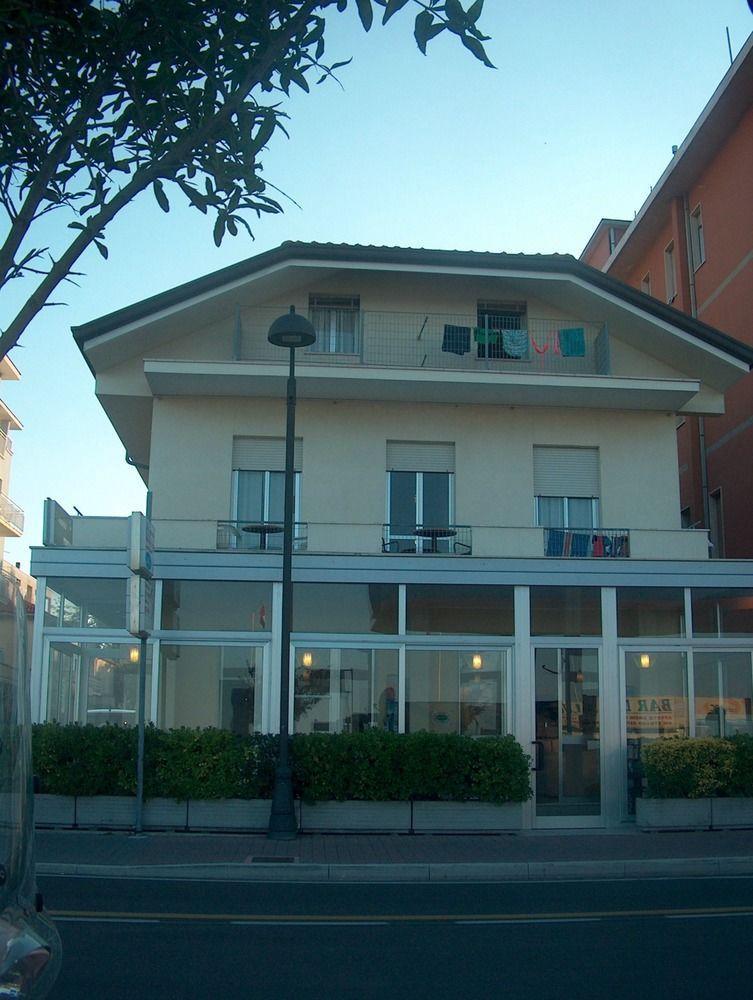 Hotel Trevi Cesenatico Extérieur photo
